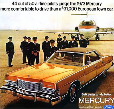 Publicité américaine pour l'imposante Ford Mercury, posant devant une dizaine de pilotes de ligne et un avion