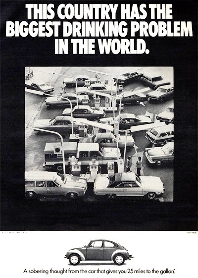 Publicité américaine pour la voiture Volkswagen Coccinelle, où des voitures typiquement américaines forment des files d'attentes compactes aux pompes à essence