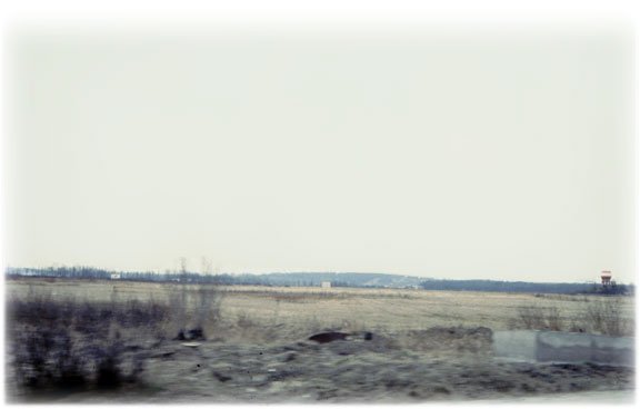 Des champs à la sortie d'une ville en Union soviétique