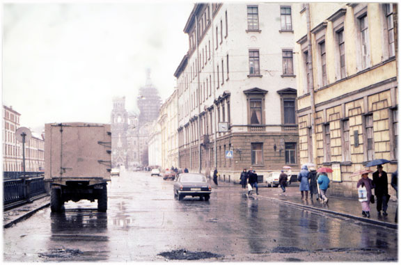 Une rue presque vide de circulation automobile à l'époque de l'effondrement de l'Union soviétique