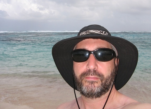 Dmitry Orlov, autoportrait au chapeau et aux lunettes de soleil sur fond de mer et de ciel